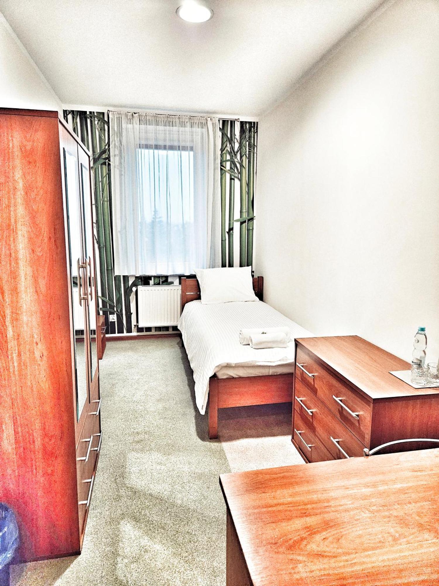 Hotel I Restauracja W Luboniu Екстер'єр фото